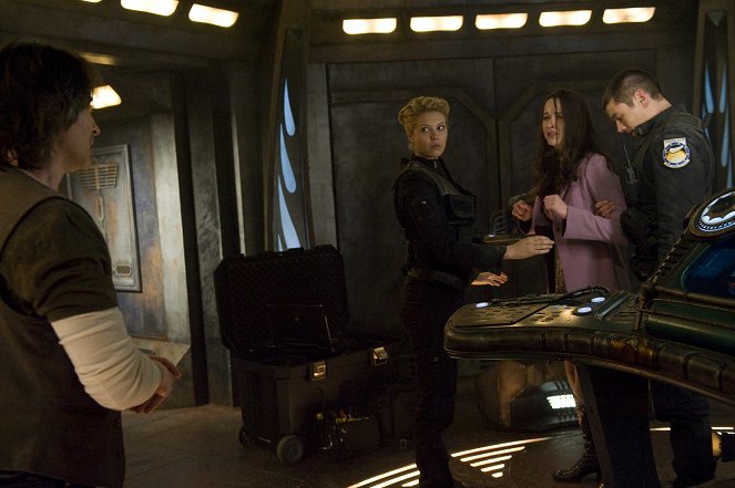 Stargate Universe - Season 1 - Führungskampf auf der Destiny - Filmfotos - Alaina Huffman, Elyse Levesque, Brian J. Smith