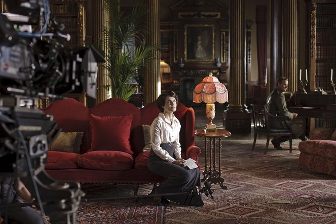 Downton Abbey - Season 2 - Episode 1 - Making of - Elizabeth McGovern