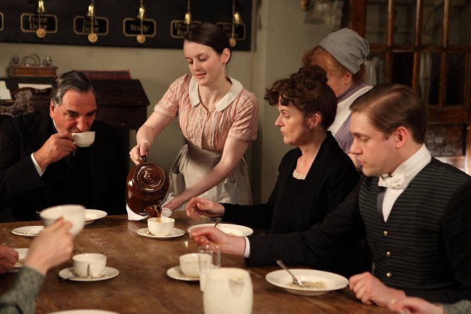 Downton Abbey - Season 2 - Kriegszeiten - Filmfotos - Jim Carter, Sophie McShera, Siobhan Finneran, Thomas Howes