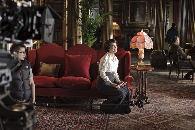 Downton Abbey - Season 2 - Episode 1 - Making of - Elizabeth McGovern