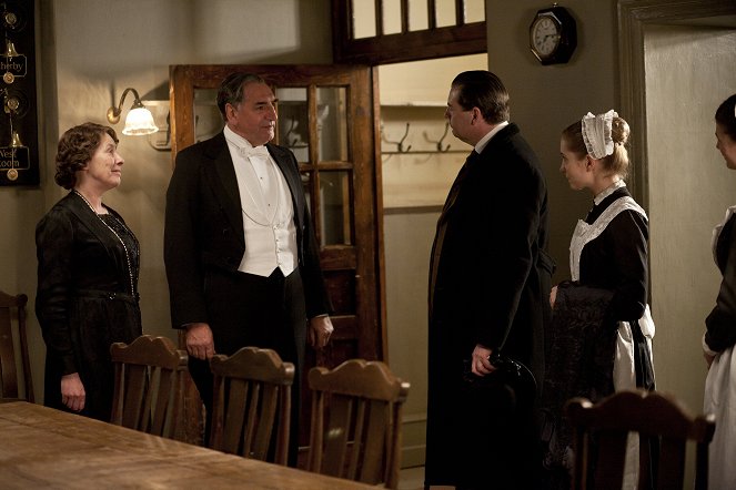 Downton Abbey - Episode 4 - Photos - Phyllis Logan, Jim Carter, Brendan Coyle, Joanne Froggatt