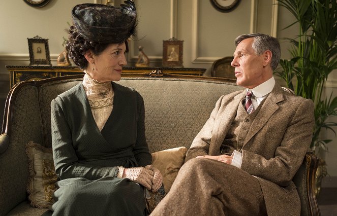 Downton Abbey - Season 5 - Der Hochzeitstag - Filmfotos - Harriet Walter, Douglas Reith