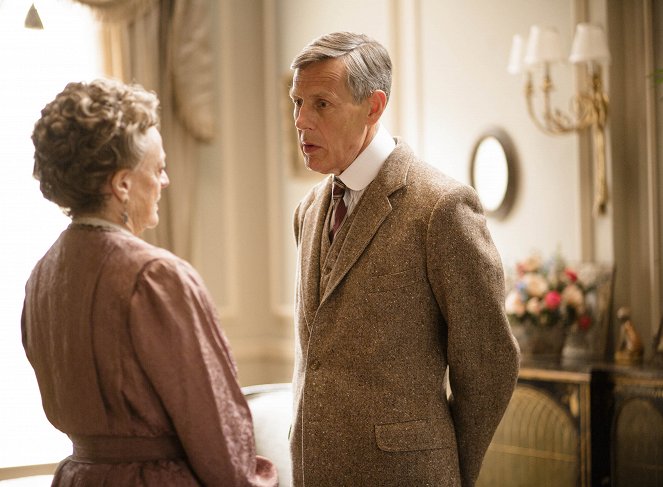 Downton Abbey - Season 5 - Der Hochzeitstag - Filmfotos - Maggie Smith, Douglas Reith
