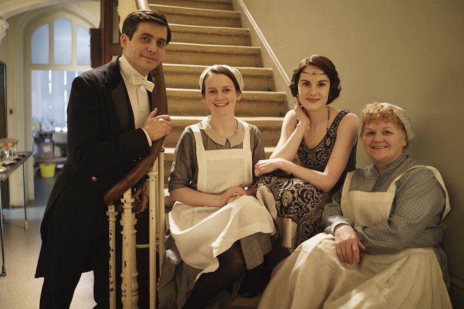 Downton Abbey - Season 5 - Das Desaster - Werbefoto - Robert James-Collier, Sophie McShera, Michelle Dockery, Lesley Nicol