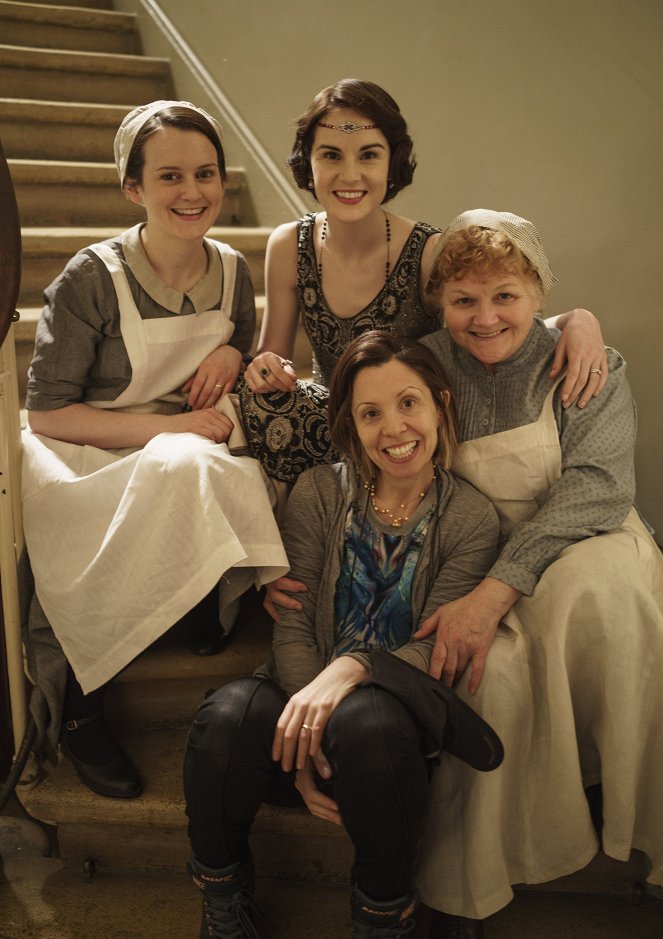 Downton Abbey - Season 5 - Das Desaster - Werbefoto - Sophie McShera, Michelle Dockery, Minkie Spiro, Lesley Nicol