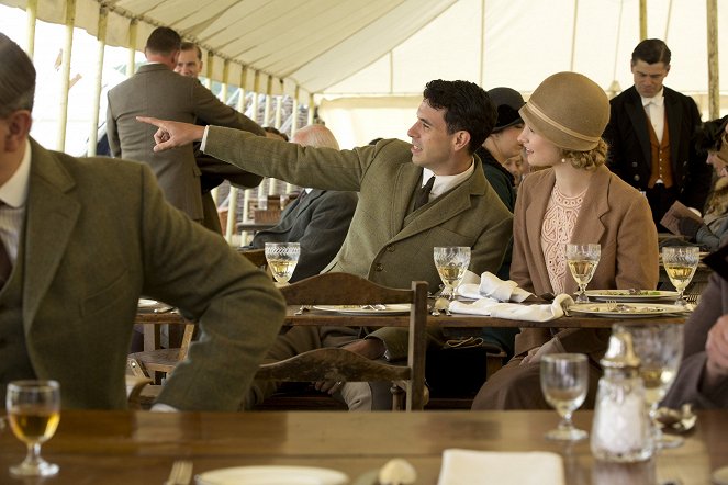 Downton Abbey - Nachricht aus Deutschland - Filmfotos - Tom Cullen, Lily James
