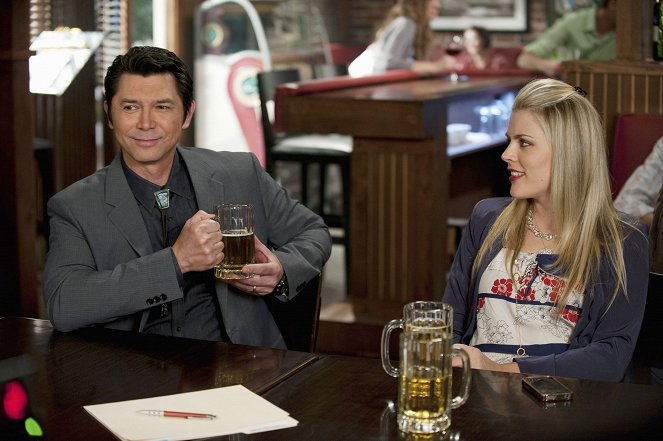 Cougar Town - Season 2 - Free Fallin' - Photos - Lou Diamond Phillips, Ian Gomez