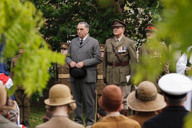 Downton Abbey - Episode 8 - Photos - Jim Carter, Hugh Bonneville