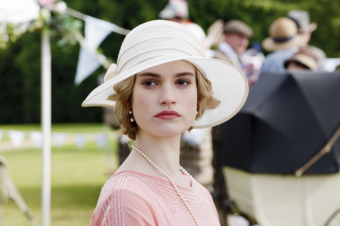 Downton Abbey - Season 4 - Episode 8 - Van film - Lily James