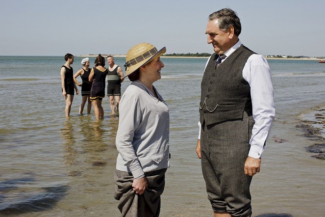 Downton Abbey - Season 4 - The London Season - Photos - Phyllis Logan, Jim Carter