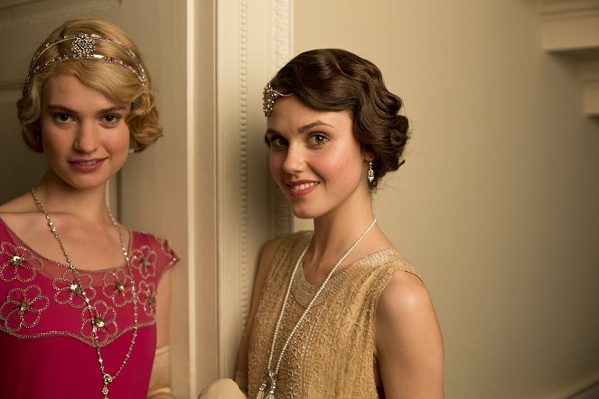 Downton Abbey - Besuch aus Amerika - Werbefoto - Lily James, Poppy Drayton