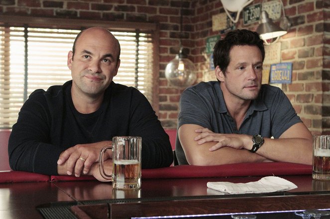 Cougar Town - Season 3 - Lover's Touch - Photos - Ian Gomez, Josh Hopkins