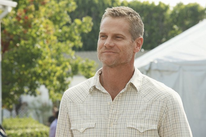 Cougar Town - Season 3 - Full Moon Fever - Photos - Brian Van Holt