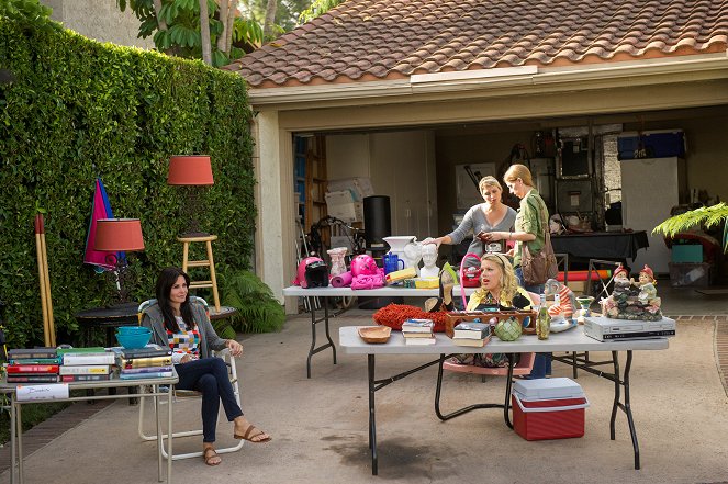 Cougar Town - Hard on Me - Photos - Courteney Cox, Busy Philipps
