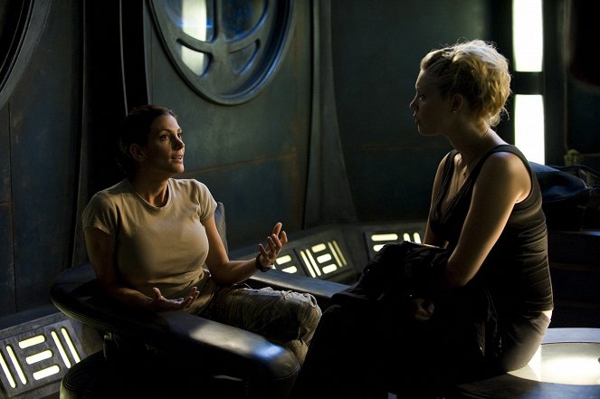 Stargate Universe - Verloren - Filmfotos - Julia Benson, Alaina Huffman