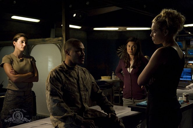SGU Stargate Universe - Hope - Filmfotók - Julia Benson, Jamil Walker Smith, Jennifer Spence, Alaina Huffman