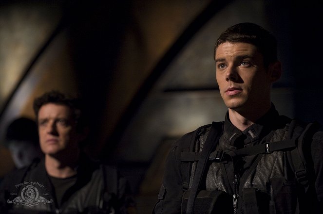 SGU Stargate Universe - Season 2 - Blockade - Do filme - Brian J. Smith