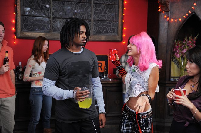 Happy Endings - More Like Stanksgiving - Photos - Damon Wayans Jr., Eliza Coupe