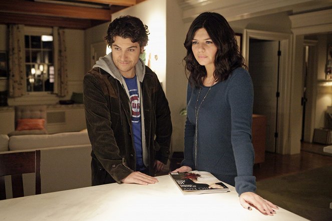 Happy Endings - In the Heat of the Noche - Photos - Adam Pally, Casey Wilson