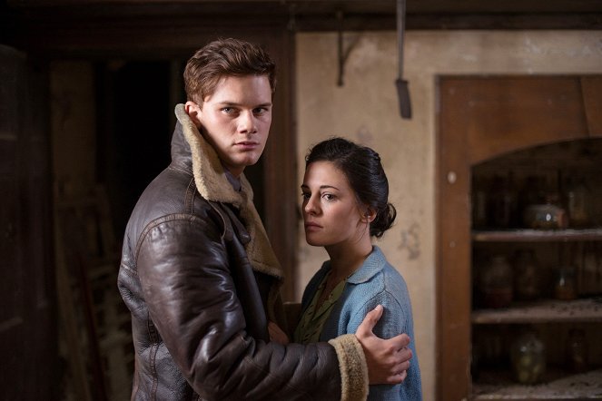 Žena v černém 2: Anděl smrti - Z filmu - Jeremy Irvine, Phoebe Fox