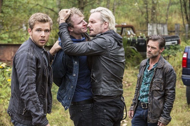 Bates Motel - Shadow of a Doubt - Photos - Max Thieriot, Chad Rook, Michael Eklund, Ian Tracey