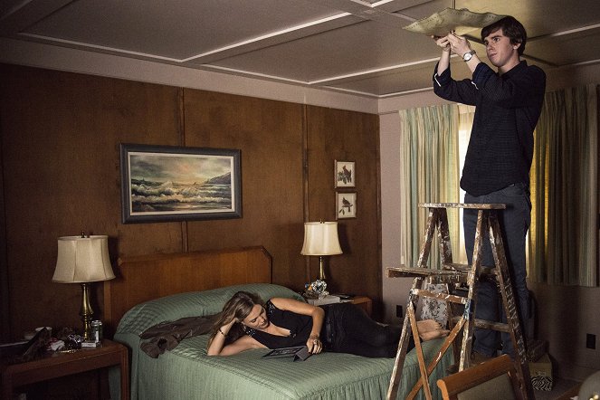 Bates Motel - Season 3 - A Death in the Family - Photos - Tracy Spiridakos, Freddie Highmore