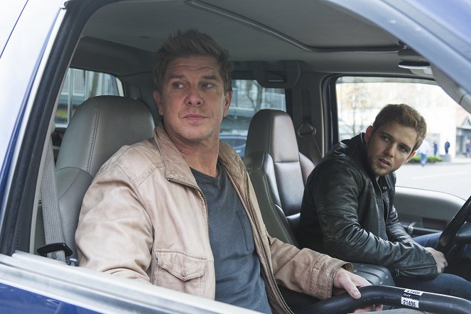 Bates Motel - A Death in the Family - Photos - Kenny Johnson, Max Thieriot