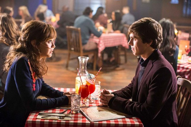Bates Motel - Season 3 - Sein erstes Date - Filmfotos - Olivia Cooke, Freddie Highmore
