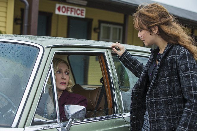 Bates Motel - Season 3 - The Deal - Photos - Vera Farmiga, Olivia Cooke