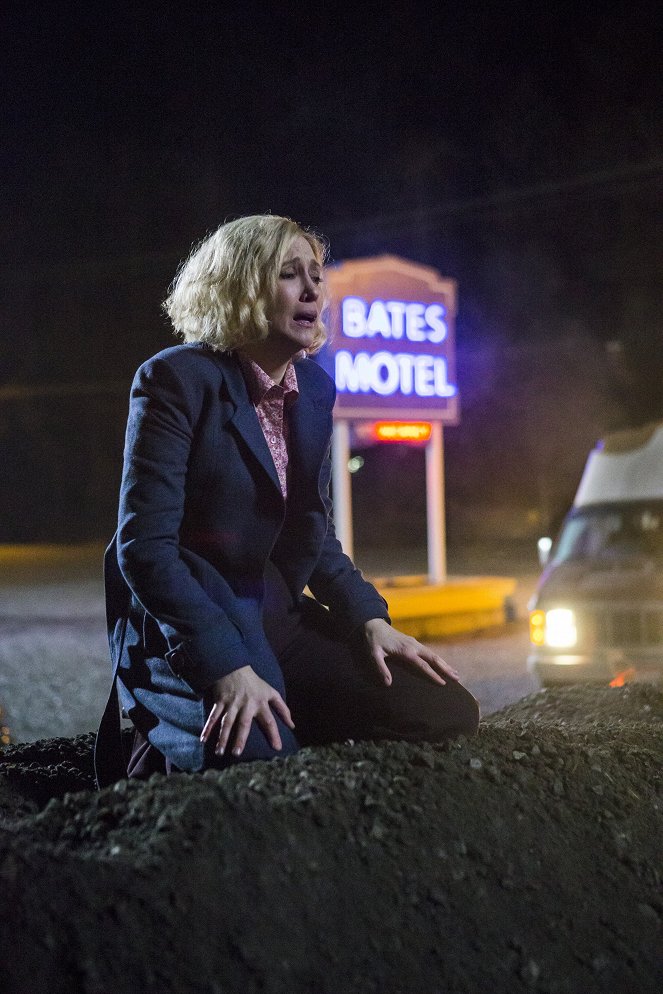 Bates Motel - Season 3 - Crazy - Photos - Vera Farmiga