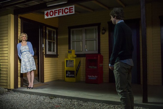 Bates Motel - Season 3 - Obłęd - Z filmu - Vera Farmiga, Freddie Highmore