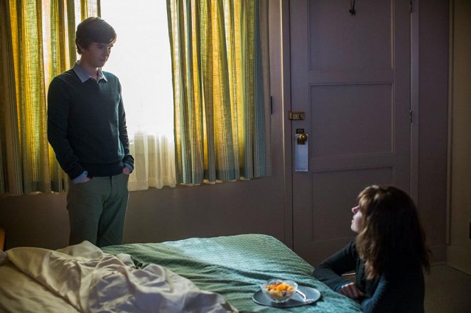 Bates Motel - Season 3 - Obłęd - Z filmu - Freddie Highmore, Nicola Peltz