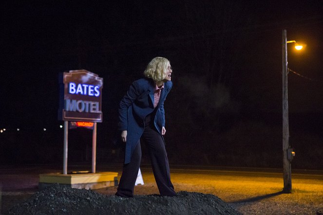 Bates Motel - Season 3 - Crazy - Van film - Vera Farmiga