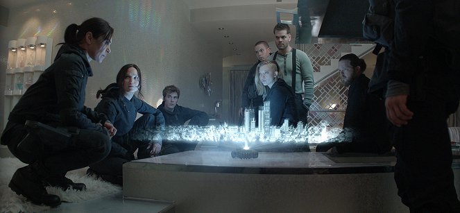 Die Tribute von Panem: Mockingjay Teil 2 - Filmfotos - Michelle Forbes, Jennifer Lawrence, Sam Claflin, Evan Ross, Natalie Dormer, Wes Chatham, Elden Henson