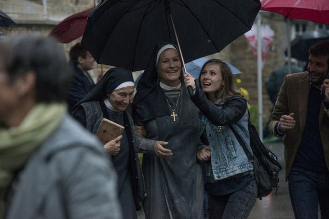 Das Kloster bleibt im Dorf - Filmfotos - Gertrud Roll, Suzanne von Borsody, Alina Levshin