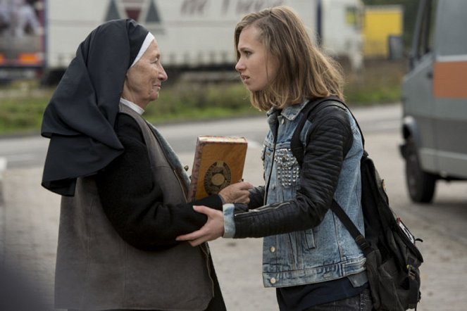 Das Kloster bleibt im Dorf - De la película - Gertrud Roll, Alina Levshin