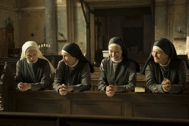 Das Kloster bleibt im Dorf - Film - Alina Levshin, Gertrud Roll, Therese Hämer, Suzanne von Borsody