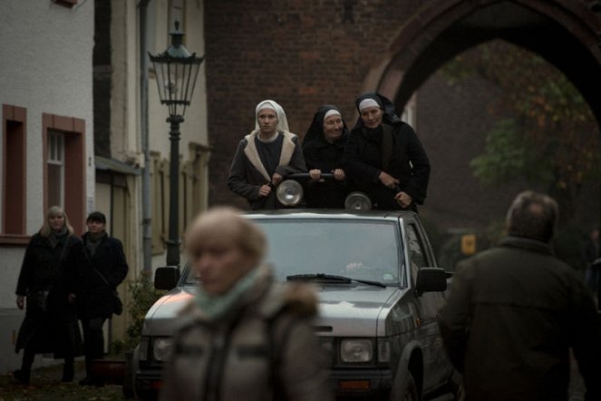 Das Kloster bleibt im Dorf - Photos - Alina Levshin, Gertrud Roll, Suzanne von Borsody