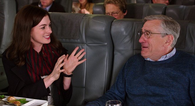 Stážista - Z filmu - Anne Hathaway, Robert De Niro