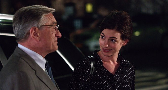 Praktykant - Z filmu - Robert De Niro, Anne Hathaway