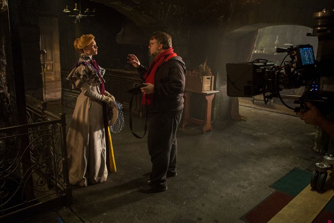 Crimson Peak - Dreharbeiten - Mia Wasikowska, Guillermo del Toro