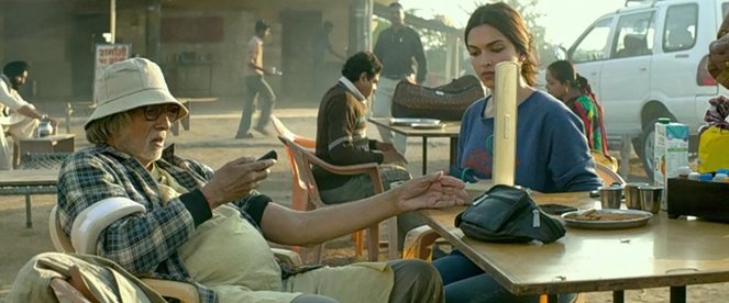 Piku - Z filmu - Amitabh Bachchan, Deepika Padukone