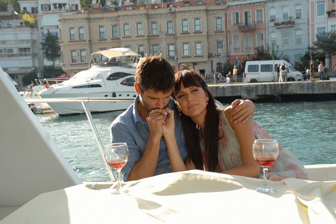 Aşk Geliyorum Demez - Kuvat elokuvasta - Tolgahan Sayışman, Bergüzar Korel