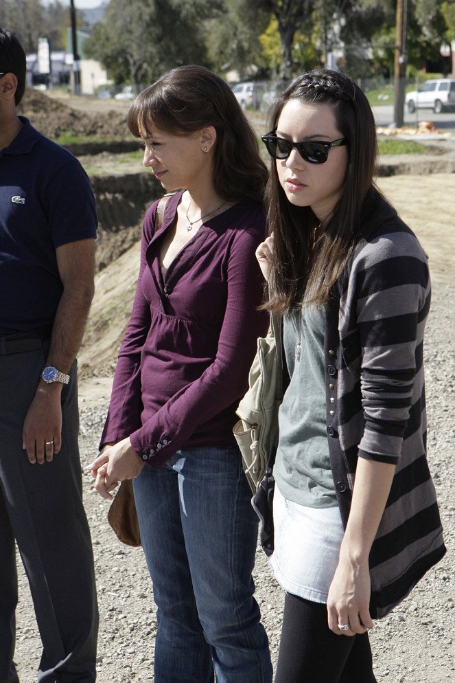 Parks and Recreation - Canvassing - Photos - Rashida Jones, Aubrey Plaza