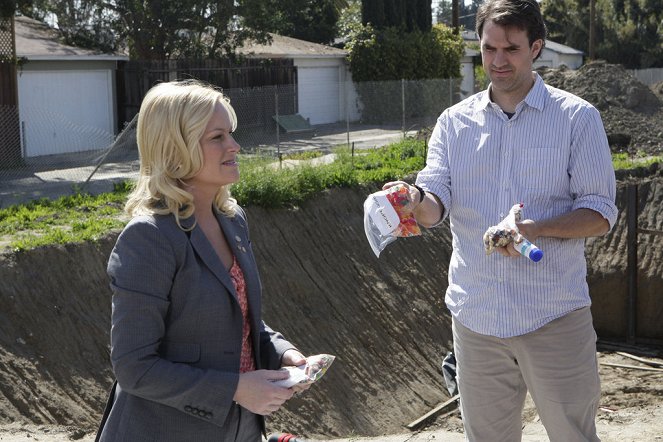 Parks and Recreation - Canvassing - Photos - Amy Poehler, Paul Schneider