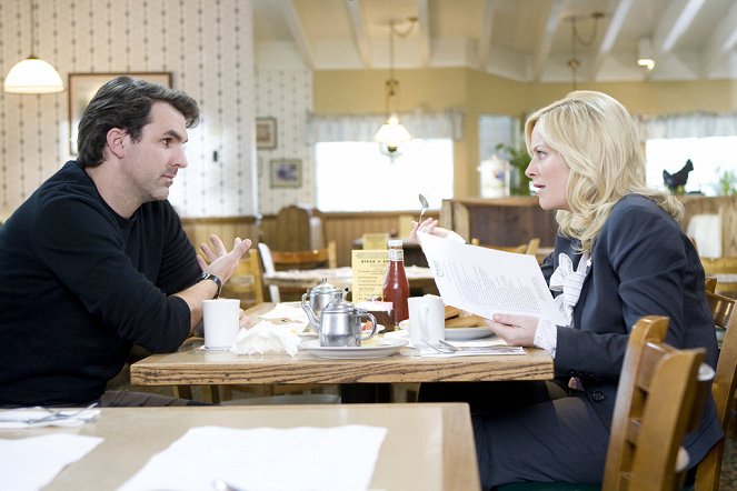 Parks and Recreation - Season 1 - The Reporter - Photos - Paul Schneider, Amy Poehler