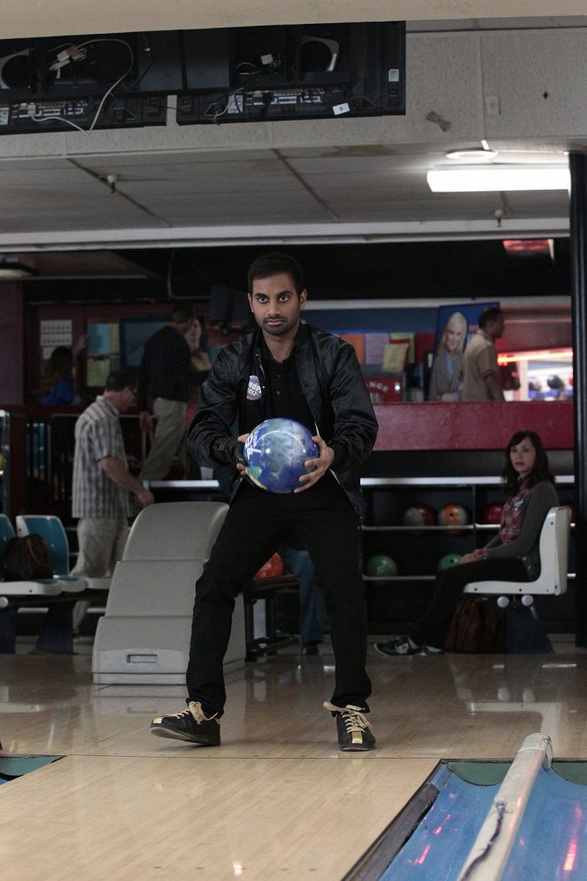 Odbor městské zeleně - Bowling for Votes - Z filmu - Aziz Ansari