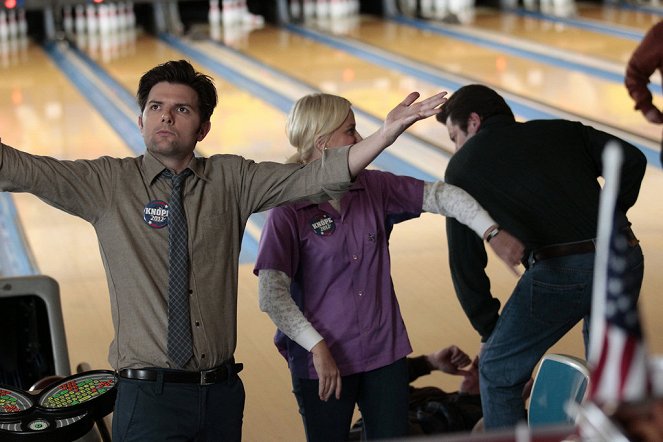 Parks and Recreation - Bowling for Votes - Photos - Adam Scott