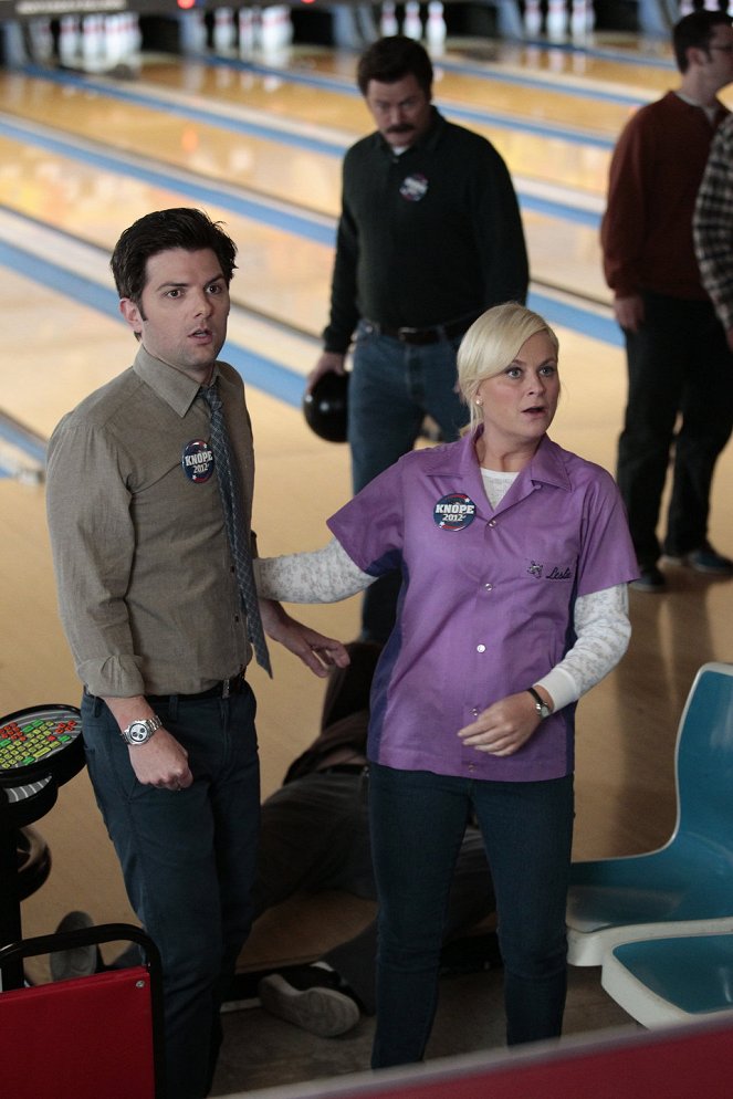 Parks and Recreation - Season 4 - Bowling for Votes - Photos - Adam Scott, Amy Poehler