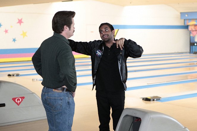 Parks and Recreation - Bowling for Votes - Photos - Aziz Ansari